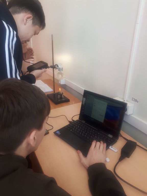 Работа с лабораторией по физике.